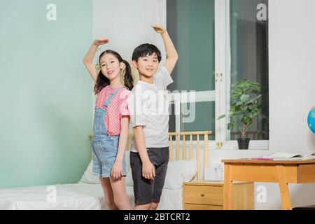 Gruppe von Schülern Porträt, glücklich lächelnde männliche und weibliche Schüler 378 Stockfoto