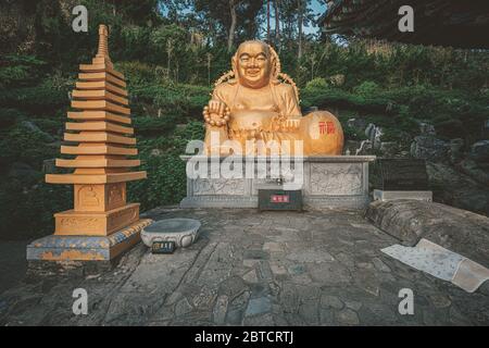Busan, Südkorea - 22. Mai 2020: Haedong Yonggungsa, selbst beworben als Koreas schönster Tempel, liegt an einer felsigen Küste nördlich von Busan. Stockfoto