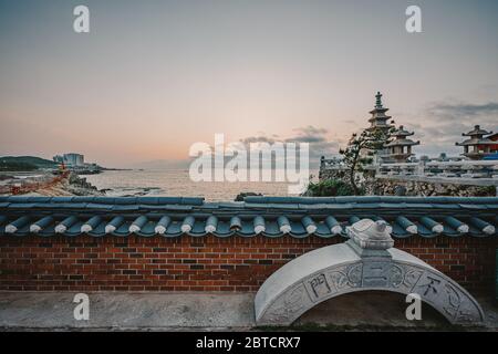 Busan, Südkorea - 22. Mai 2020: Haedong Yonggungsa, selbst beworben als Koreas schönster Tempel, liegt an einer felsigen Küste nördlich von Busan. Stockfoto
