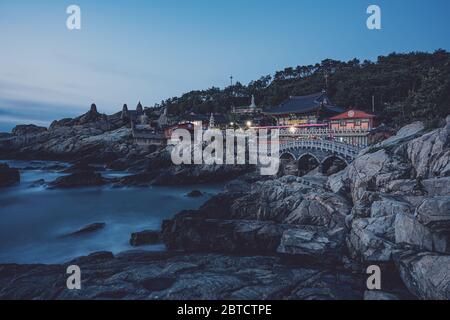 Busan, Südkorea - 22. Mai 2020: Haedong Yonggungsa, selbst beworben als Koreas schönster Tempel, liegt an einer felsigen Küste nördlich von Busan. Stockfoto