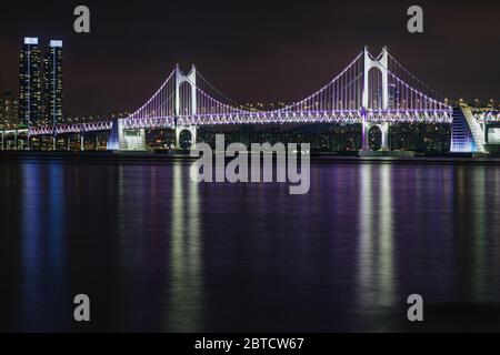 Busan, Südkorea - 21. Mai 2020: Mit der Stadt, die bis zum Meer führt, und vielen Brücken und hell erleuchteten Wolkenkratzern bietet Busan jede Menge Stockfoto