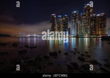 Busan, Südkorea - 21. Mai 2020: Mit der Stadt, die bis zum Meer führt, und vielen Brücken und hell erleuchteten Wolkenkratzern bietet Busan jede Menge Stockfoto