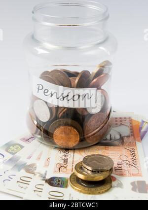 Geld- und Münzeinsparung in einem transparenten Glas als Spardose in Richtung Pensionsplan Stockfoto