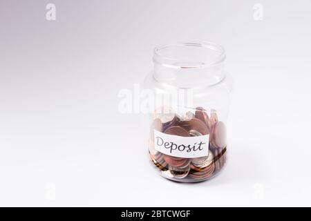Deposit Saving Münzglas Konzept symbolisieren eine Einsparung für Auto, Haus, Bildung etc. Stockfoto