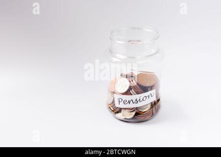 Münzen sparen in einem Glas als Spardose in Richtung Pensionsfonds, um den Ruhestand zu helfen Stockfoto