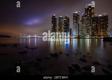 Busan, Südkorea - 21. Mai 2020: Mit der Stadt, die bis zum Meer führt, und vielen Brücken und hell erleuchteten Wolkenkratzern bietet Busan jede Menge Stockfoto