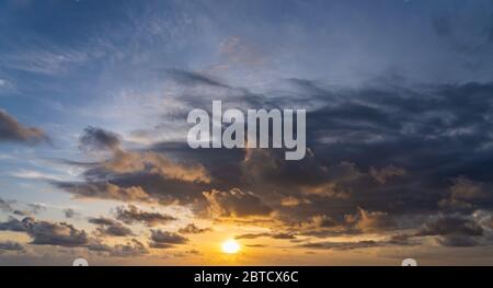 Erstaunliche Cloudscape bei Sonnenuntergang Stockfoto