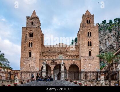 Cefalu / Italien - Dezember 29 2015: Die Kathedrale der Stadt, errichtet zwischen 1131 und 1240 im normannischen Architekturstil, auf der Insel Sizilien Stockfoto