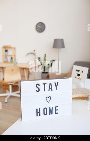 Bild des Posters mit Text Bleib zuhause im Wohnzimmer zu Hause Stockfoto