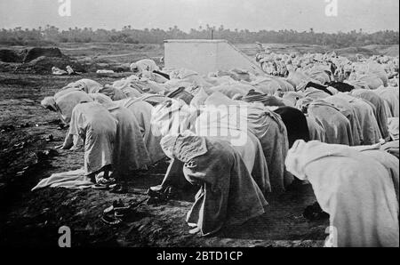 Arabische Männer, die in der Wüste beten, können. 1910-1915 Stockfoto