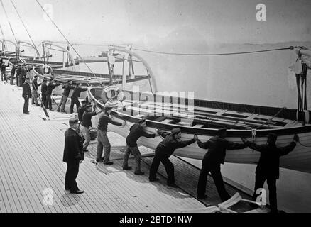 Drill, Holland America Line - Rettungsboote, die zur Markteinführung von CA bereit sind. 1910-1915 Stockfoto