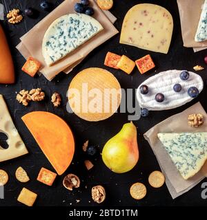 Käse flach legen. Eine Auswahl von vielen verschiedenen Käsesorten, Overhead-Quadrat-Schuss auf schwarzem Hintergrund Stockfoto
