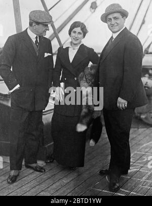 Die italienischen Opernsänger Antonio Scotti (66-1936), Lucrezia Bori (1887-1960), Pasquale Amato (1878-1942), die am 28. Oktober 1912 in New York ankamen Stockfoto