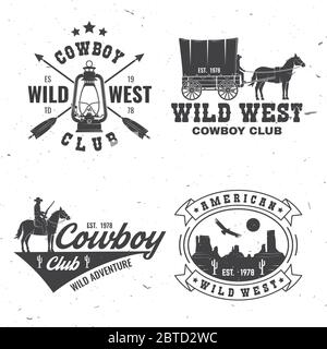 Cowboy Club-Abzeichen. Wilder Westen. Vektorgrafik. Konzept für Hemd, Logo, Druck, Stempel, T-Shirt mit Cowboy und gedecktem Wagen. Vintage Typografie Design mit Western Wagon Silhouette. Stock Vektor