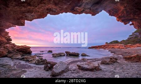 Sonnenaufgang am Strand von Oropesa del Mar, Costa Azahar, Spanien Stockfoto