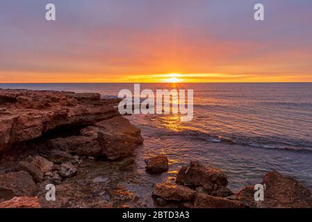 Sonnenaufgang am Strand von Oropesa del Mar, Costa Azahar, Spanien Stockfoto