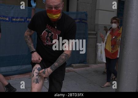 Madrid, Spanien. Mai 2020. Menschen mit einer spanischen Flagge während eines Protestes gegen die Regierungsführung der Coronavirus-Krise in Madrid calle Ferraz Sede del PSOE am 24. Mai 2020. Quelle: CORDON PRESS/Alamy Live News Stockfoto