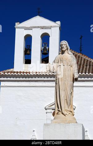 Kirche der Heiligsten Jungfrau mit einer Statue im Vordergrund, Velez Malaga, Costa del Sol, Provinz Málaga, Andalusien, Spanien. Stockfoto