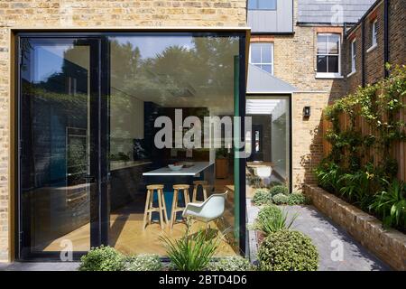 Ecke des Projekts, zeigen Glas umwickeln. Long House, London, Großbritannien. Architekt: R2 Studio , 2018. Stockfoto