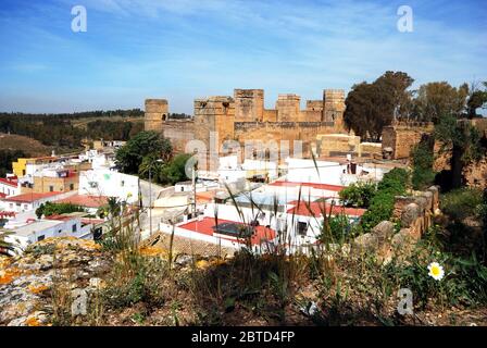 Erhöhte Ansicht der maurischen Burg und der Dächer der Stadt, Alcala de Guadaira; Provinz Sevilla, Andalusien, Spanien. Stockfoto