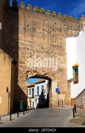 Blick auf das Tor von Sevilla (Puerta de Sevilla) in der Altstadt, Carmona, Provinz Sevilla, Andalusien, Spanien. Stockfoto