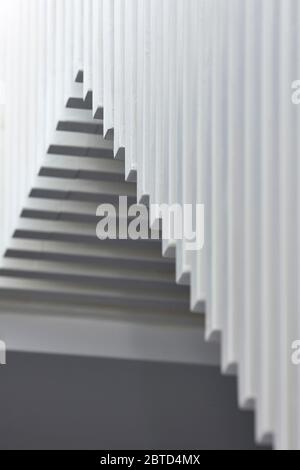Abstraktes Detail Weiße Treppe mit geripptem Holzlatten-Design. Long House, London, Großbritannien. Architekt: R2 Studio , 2018. Stockfoto