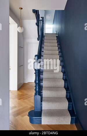 Blaue Treppe mit geripptem Holzlatten Design. Long House, London, Großbritannien. Architekt: R2 Studio , 2018. Stockfoto