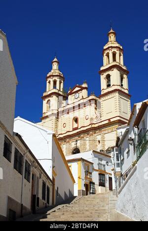 Steile Dorfstraße, die zur Kirche (Pfarrei unserer Lieben Frau von der Menschwerdung), Olvera, Provinz Cadiz, Andalusien, Spanien, Westeuropa führt. Stockfoto