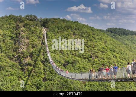 Touristen genießen den Blick auf die Geierlay Hängebrücke bei Morsdorf, Deutschland Stockfoto