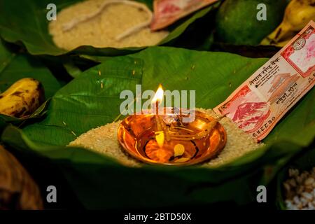 Öllampe brennt während Puja nach hinduistischen Ritualen. Hindu Religion Hintergrund Stockfoto