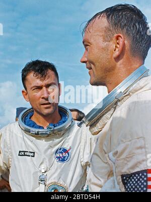 Die Crew der Gemini 10 Raumfahrt, Astronaut John W. Young (links), Befehl Pilot, und Michael Collins, Pilot, an Bord der Bergungsschiff USS Guadalcanal am 21. Juli 1966. Stockfoto