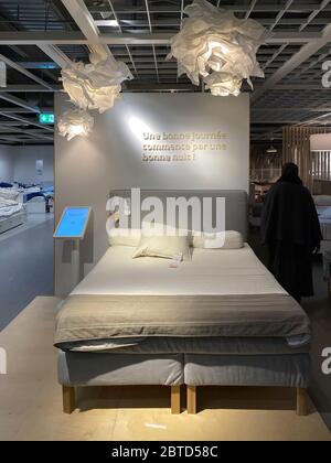 Paris, Frankreich - Jan 18, 2020: Arabische Frau, die in IKEA Möbelgeräte-Shop schwedisches Design mit mehreren Schlafzimmer Möbel und Accessoires Stockfoto