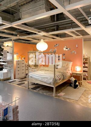 Paris, Frankreich - Jan 18, 2020: Leeres Interieur mit mehreren Möbeln für ein Schlafzimmer und ein kleines Kinderbett im IKEA Möbelgerätehaus schwedisches Design Stockfoto