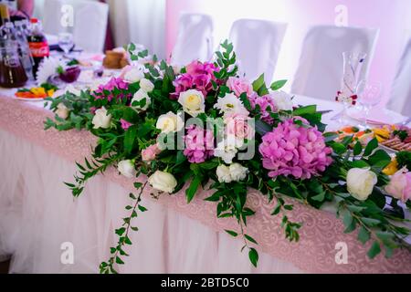 Original Hochzeit Blumenschmuck in Form von Mini-Vasen und Blumensträuße Stockfoto