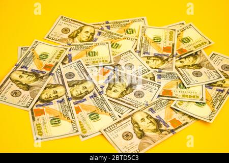 Einhundert Dollar-Banknoten auf farbigem Hintergrund Draufsicht, mit leerem Platz für Ihr Textgeschäft Geldkonzept Stockfoto