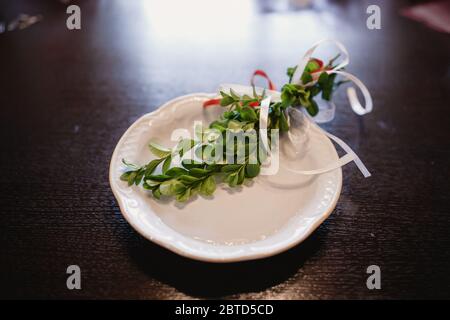 Original Hochzeit Blumenschmuck in Form von Mini-Vasen und Blumensträuße Stockfoto