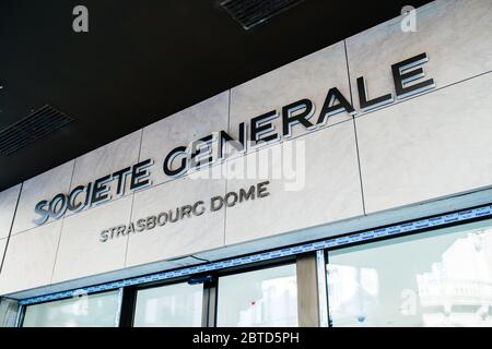 Straßburg, Frankreich - 16. Nov 2019: Low-Angle-Ansicht der neuen Agenturfiliale der Societe Generale, französische Bank Strasbourg Dome Stockfoto