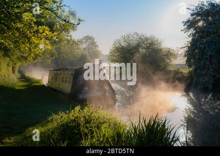 Narrowboat liegt im Morgennebel am Kanal, am Grand Union Canal, Leicestershire Stockfoto