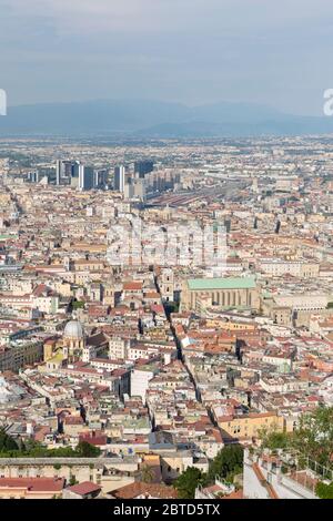 Blick auf Spaccanapoli, die Straße, die die Altstadt von Neapel, Italien trennt Stockfoto