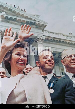 (8. Mai 1961) - - - Astronaut Alan B. Shepard, Jr. (Mitte), zusammen mit Frau Louise, Wellen zu einem Publikum ausserhalb der USA Capitol Building. Stockfoto