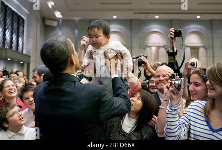 Präsident Barack Obama grüßt die Tochter eines US-Botschaft Mitarbeiter im Hotel Okura in Tokio, Japan, November 14, 2009. Stockfoto