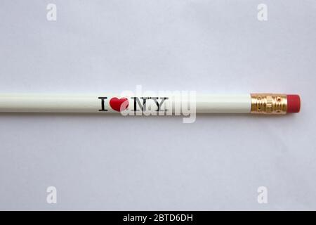BELGRAD, SERBIEN - 28. APRIL 2020: Ich liebe das NY Logo auf einem Bleistift. Dieses Logo Basis einer Werbekampagne seit 1977 verwendet, um den Tourismus in der st Stockfoto