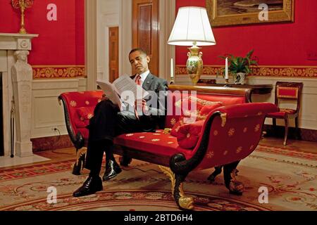 Präsident Obama geht über Notizen in das Rote Zimmer vor einem Live Prime Time Pressekonferenz im East Room des Weißen Hauses 3/24/09. Stockfoto