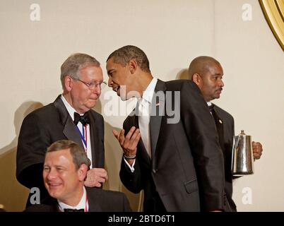 Präsident Barack Obama spricht mit Senat-minorität Führer Mitch McConnell bei der jährlichen Luzerne Abendessen im Capital Hilton Hotel, Washington, D.C. Stockfoto