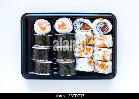 Frisch zubereitetes Sushi Maki und knusprige Brötchen auf dem Teller Stockfoto