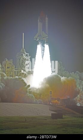 STS-35 Columbia, Orbiter Fahrzeug (OV) 102, auf der externe Tank (ET) und durch zwei Solid Rocket Booster (SRO) flankiert den Startturm während der Start vom Kennedy Space Center Dezember 2, 1990 genehmigt Stockfoto