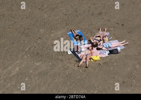 Frauen sonnen sich am Strand von Scheveningen am 21. Mai 2020 in Den Haag, Niederlande. Kredit: Yuriko Nakao/AFLO/Alamy Live News Stockfoto