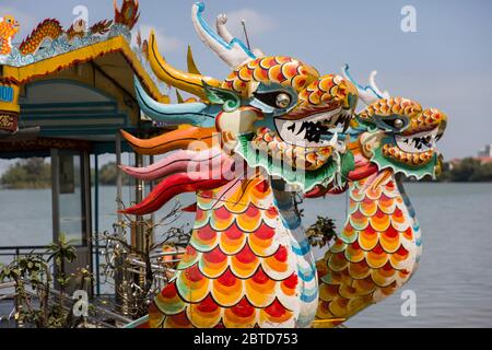 Nahaufnahme des traditionellen Drachenbootes auf dem Perfume River in Hue, Vietnam Stockfoto