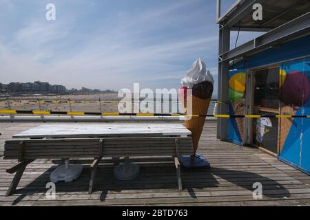 Am Strand von Scheveningen ist am 21. Mai 2020 in Den Haag ein Eisgeschäft vorübergehend geschlossen. Kredit: Yuriko Nakao/AFLO/Alamy Live News Stockfoto