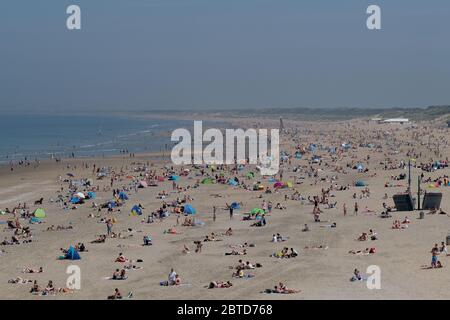 Strandbesucher genießen am 21. Mai 2020 in Den Haag die Sonne am Strand von Scheveningen. Kredit: Yuriko Nakao/AFLO/Alamy Live News Stockfoto